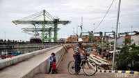 Hashim Djojohadikusumo menyebut Presiden Prabowo Subianto bakal mengerjakan proyek giant sea wall atau tanggul laut raksasa. Rencananya proyek tersebut bakal membentang dari Provinsi Banten hingga Provinsi Jawa Timur.
