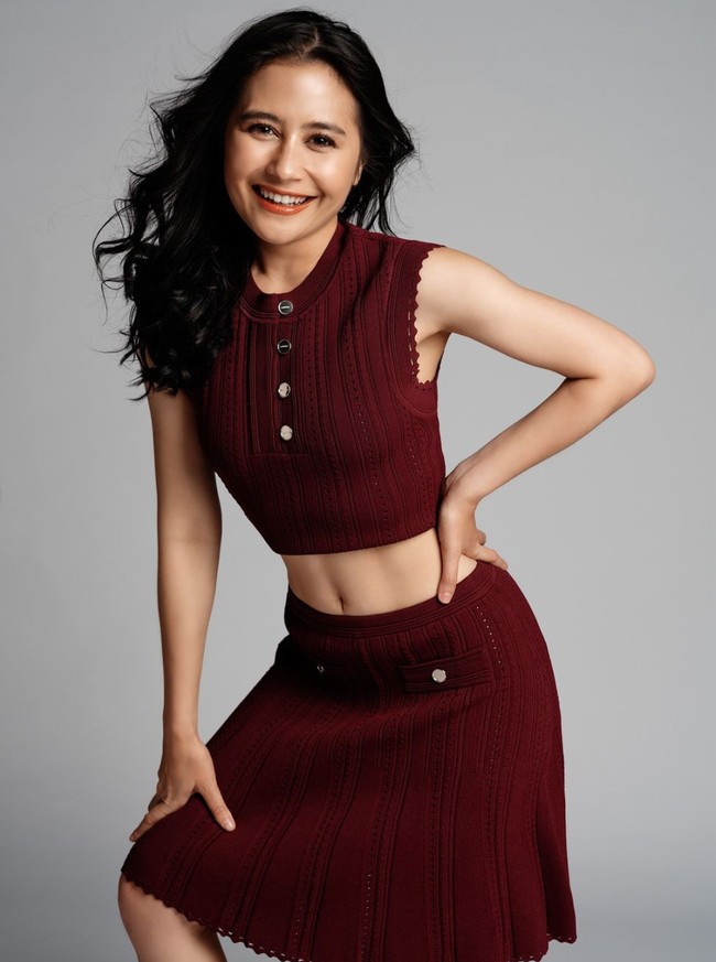 Penampilan Prilly kini yang terlihat semakin fresh dan cantik pun banjir pujian netizen. Tak sedikit yang turut iri dengan body goals yang dimiliki Prilly. Foto: Instagram/@prillylatuconsina96