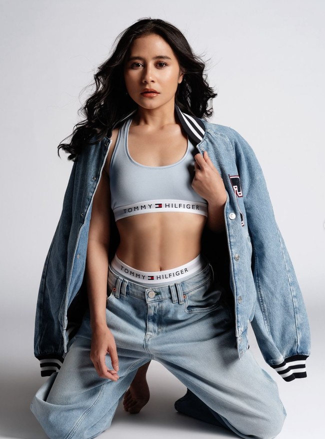 Untuk memperoleh tubuh tersebut diketahui wanita 28 tahun itu juga menyeimbangkan dietnya dengan rutin berolahraga. Penampilannya kini pun dipuji jadi makin cantik bak boneka Barbie. Foto: Instagram/@prillylatuconsina96