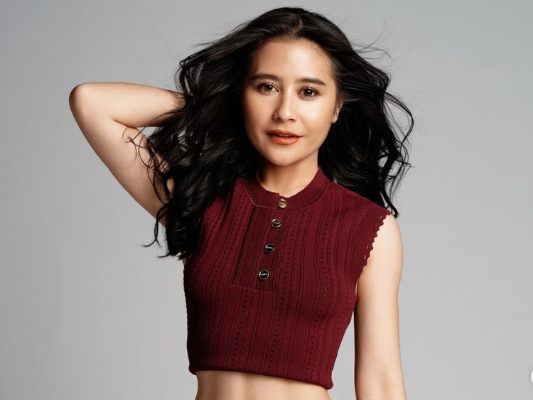 Potret Prilly Latuconsina Pamer Perut Langsing