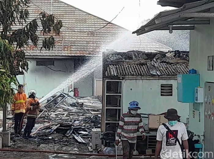 Proses pemadaman kebakaran di RS Derra Asyifa, Kabupaten Brebes, Selasa (12/11/2024) siang.