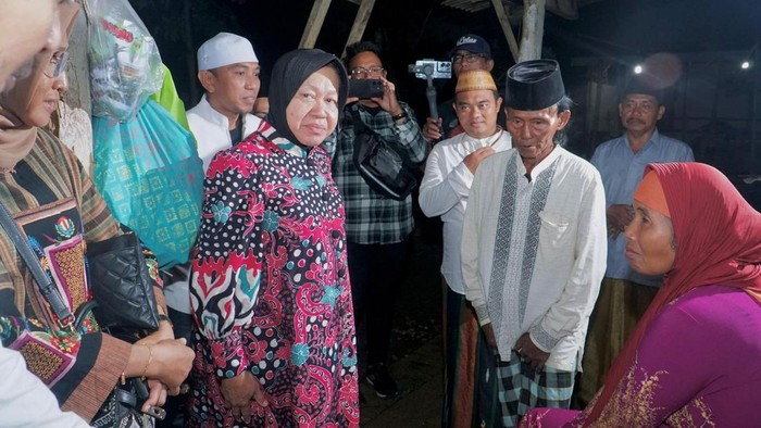 Risma saat berkunjung ke rumah petani di Sampang