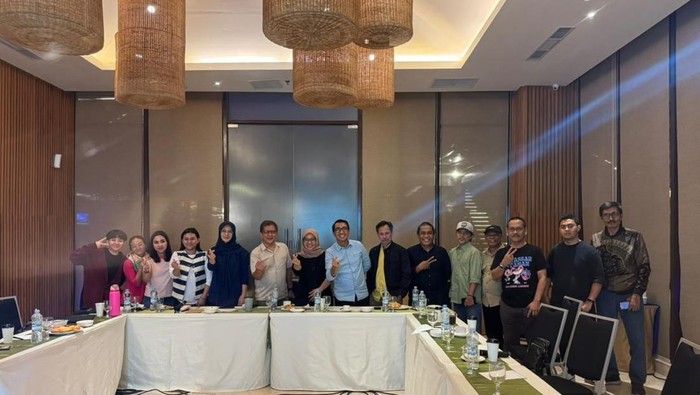 Rocky Gerung memberikan pembekalan Andi Seto Gadhista Asapa-Rezki Mulfiati Lutfi  menjelang debat kedua Pilkada Makassar.