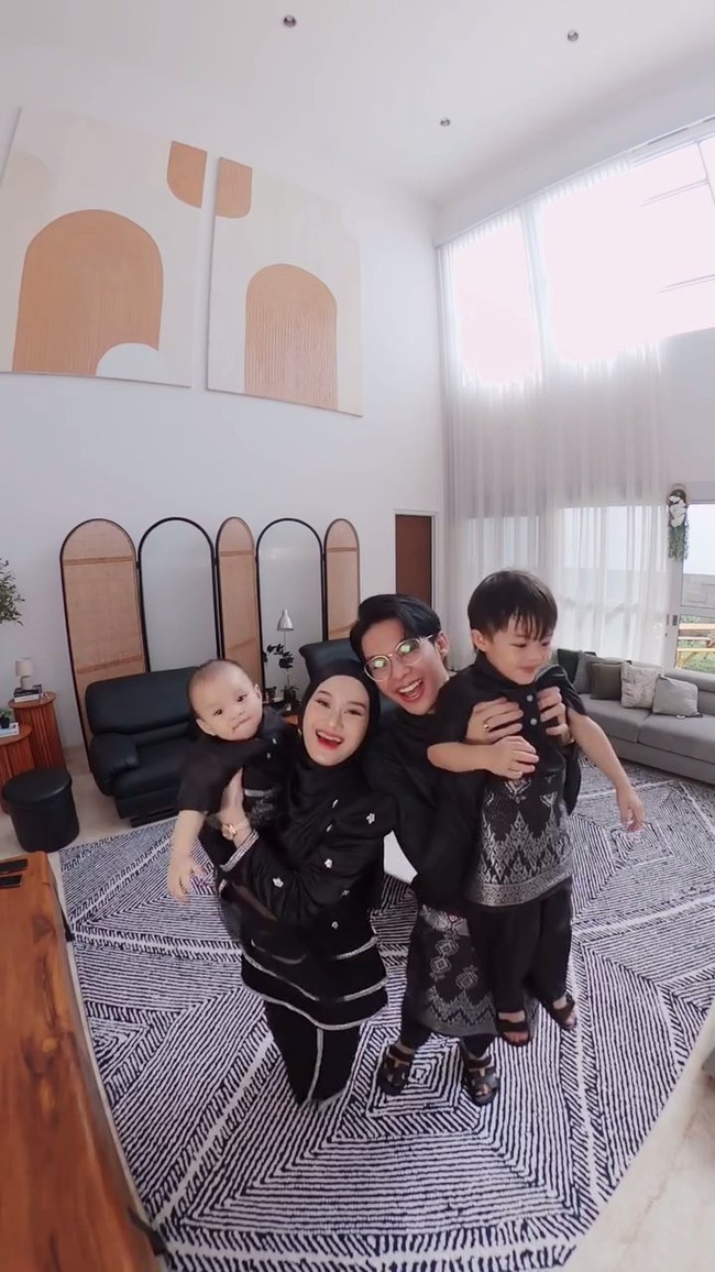 Masing-masing ruangan tampaknya juga memiliki tema desain yang berbeda. Seperti dalam foto, saat Dinda dan Rey bersama kedua putra mereka kompak mengenakan busana berwarna hitam. Busana tersebut rupanya juga matching dengan salah satu ruangan rumahnya yang memiliki sentuhan warna hitam. Foto: Instagram/@dindahw