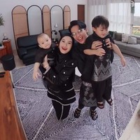 Masing-masing ruangan tampaknya juga memiliki tema desain yang berbeda. Seperti dalam foto, saat Dinda dan Rey bersama kedua putra mereka kompak mengenakan busana berwarna hitam. Busana tersebut rupanya juga matching dengan salah satu ruangan rumahnya yang memiliki sentuhan warna hitam. Foto: Instagram/@dindahw