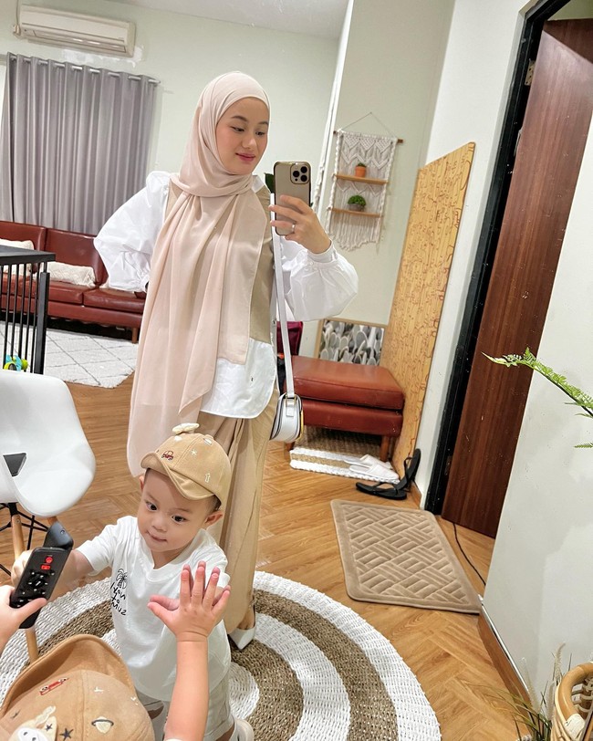 Seperti yang terlihat, rumah Dinda dan Rey itu didominasi dengan warna-warna earth tone yang memberikan kesan nyaman. Seperti dalam foto, salah satu ruangan di rumahnya itu tampak didominasi warna coklat. Foto: Instagram/@dindahw