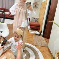 Seperti yang terlihat, rumah Dinda dan Rey itu didominasi dengan warna-warna earth tone yang memberikan kesan nyaman. Seperti dalam foto, salah satu ruangan di rumahnya itu tampak didominasi warna coklat. Foto: Instagram/@dindahw