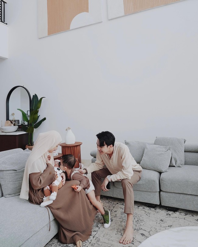 Punya rumah yang estetik dan Instagrammable membuat Dinda dan Rey tak perlu repot-repot lagi mencari spot foto untuk pemotretan bersama keluarga. Di rumahnya tersebut Dinda dan Rey kerap berfoto dan membuat konten video untuk media sosialnya. Foto: Instagram/@dindahw