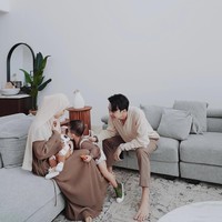 Punya rumah yang estetik dan Instagrammable membuat Dinda dan Rey tak perlu repot-repot lagi mencari spot foto untuk pemotretan bersama keluarga. Di rumahnya tersebut Dinda dan Rey kerap berfoto dan membuat konten video untuk media sosialnya. Foto: Instagram/@dindahw