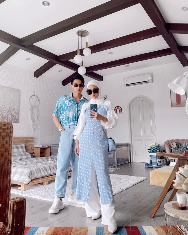 Terlihat bersih dan rapih, kamar Rey dan Dinda Hauw didominasi oleh warna putih. Kamar yang cukup luas itu memiliki tempat tidur yang terlihat simpel dan sederhana namun tetap estetik. Foto: Instagram/@dindahw