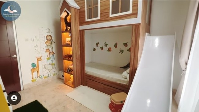 Kamar anak Rey dan Dinda juga tak kalah estetik. Dilengkapi dengan rak-rak untuk menyimpan barang serta perosotan, kamar tidur anak Dinda itu tampak berkonsep ala taman safari. Foto: Instagram/@dindahw