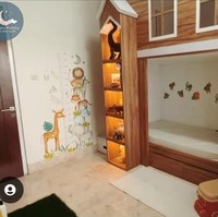 Kamar anak Rey dan Dinda juga tak kalah estetik. Dilengkapi dengan rak-rak untuk menyimpan barang serta perosotan, kamar tidur anak Dinda itu tampak berkonsep ala taman safari. Foto: Instagram/@dindahw