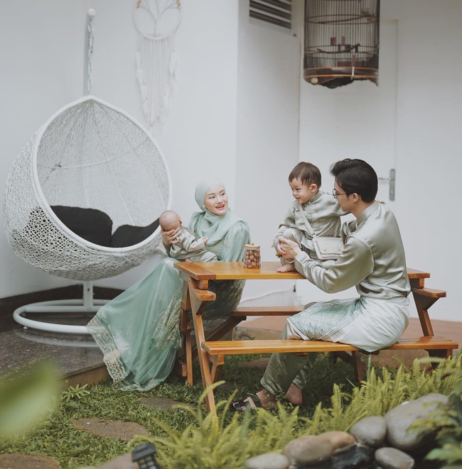 Tak hanya bagian dalam rumah, outdoor rumah Dinda dan Rey juga tak kalah estetik. Dilengkapi dengan bangku kayu dan ayunan rotan, area outdoor rumah Dinda juga tampak nyaman. Ditambah dengan rumput dan tanaman hijau membuat outdoor rumahnya itu terlihat asri. Foto: Instagram/@dindahw