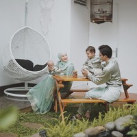 Tak hanya bagian dalam rumah, outdoor rumah Dinda dan Rey juga tak kalah estetik. Dilengkapi dengan bangku kayu dan ayunan rotan, area outdoor rumah Dinda juga tampak nyaman. Ditambah dengan rumput dan tanaman hijau membuat outdoor rumahnya itu terlihat asri. Foto: Instagram/@dindahw