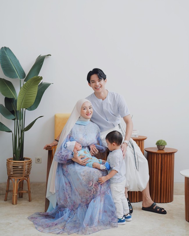 Melalui akun Instagram pribadinya Dinda Hauw kerap membagikan momen kebersamaannya dengan keluarga di rumah mereka yang estetik. Tampaknya setiap sisi dan sudut rumah Dinda dan Rey itu cocok untuk dijadikan spot foto. Foto: Instagram/@dindahw
