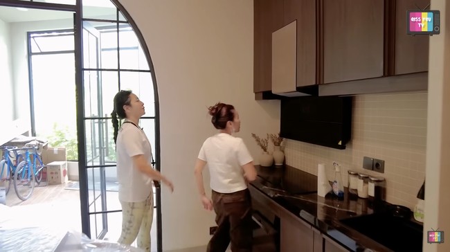 Ruang tamu rumah Hesti menerapkan konsep open space yang terhubung langsung dengan ruang makan dan dapur, menciptakan kesan luas dan menyatu. Penataan furnitur minimalis dengan sentuhan elegan semakin memperkuat nuansa modern, sementara pemilihan sofa dan dekorasi lainnya menunjukkan perhatian Hesti terhadap detail, memperindah area utama rumah tersebut. (Foto: YouTube/QissYou TV)