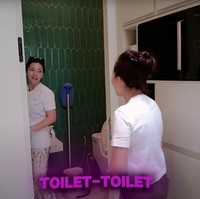 Menambah keunikan rumah ini, terdapat ruang tersembunyi yang dirancang khusus oleh Hesti, termasuk toilet yang hanya dapat diakses dengan cara unik, menambah kesan misterius dan inovatif. Hesti juga menggunakan ruang di bawah tangga untuk penyimpanan koleksi tas dan dispenser, menjadikan area ini tetap rapi dan fungsional. (Foto: YouTube/QissYou TV)