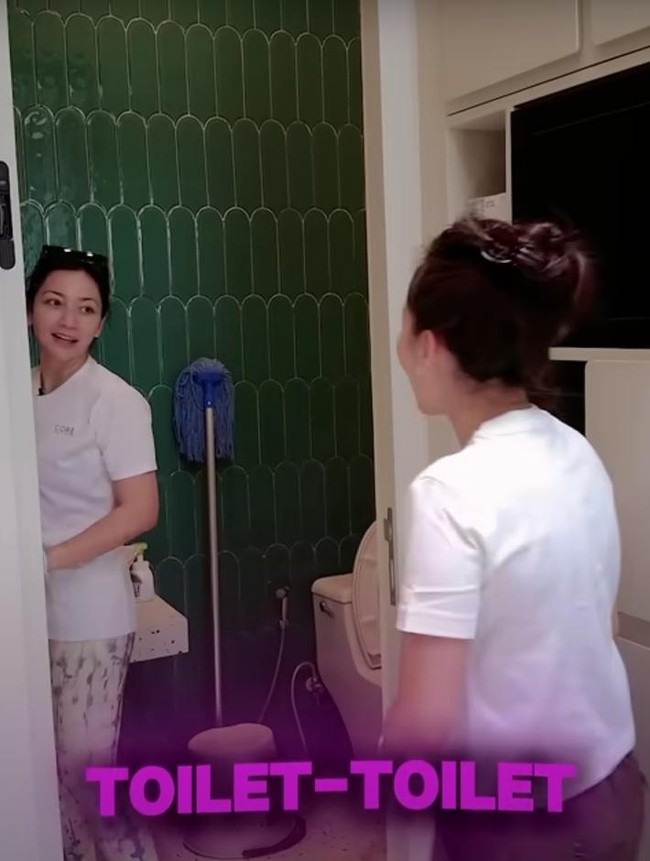 Menambah keunikan rumah ini, terdapat ruang tersembunyi yang dirancang khusus oleh Hesti, termasuk toilet yang hanya dapat diakses dengan cara unik, menambah kesan misterius dan inovatif. Hesti juga menggunakan ruang di bawah tangga untuk penyimpanan koleksi tas dan dispenser, menjadikan area ini tetap rapi dan fungsional. (Foto: YouTube/QissYou TV)