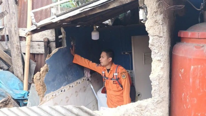 Rumah warga di Ciampea, Bogor yang rusak karena diterjang angin kencang disertai hujam deras.