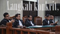 Sebelumnya, Sahbirin Noor mengajukan permohonan praperadilan melawan KPK ke PN Jaksel setelah ditetapkan sebagai tersangka dalam kasus dugaan suap proyek. Permohonan praperadilan itu teregister dengan nomor perkara 105/Pid.Pra/2024/PN JKT.SEL yang didaftarkan pada Kamis, 10 Oktober 2024. Dalam gugatan itu, Sahbirin Noor sebagai pihak pemohon, sedangkan pihak termohon adalah KPK.  