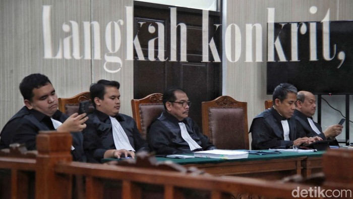 Sahbirin Noor Menang Praperadilan, Status Tersangka Gugur Hakim tunggal PN Jaksel menerima sebagian permohonan praperadilan yang diajukan Gubernur Kalsel Sahbirin Noor atau Paman Birin. Penetapan tersangkanya pun gugur.