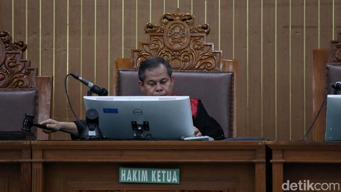 Hakim tunggal PN Jaksel menerima sebagian permohonan praperadilan yang diajukan Gubernur Kalsel Sahbirin Noor atau Paman Birin. Penetapan tersangkanya pun gugur.