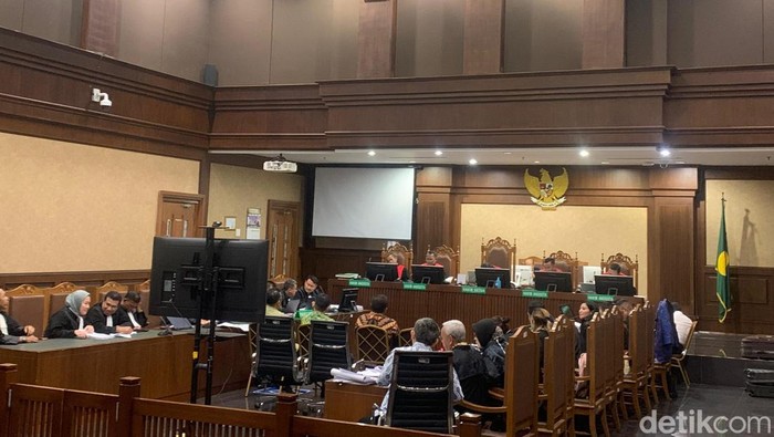 Saksi Bernadus mengatakan pengusaha Budi Said merupakan funder konsep skema arisan emas broker Surabaya bernama Eksi Anggraeni saat bersaksi di PN Tipikor Jakpus. (Mulia/detikcom)