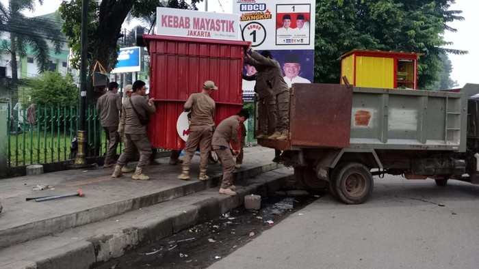 Satpol PP Palembang angkut gerobak PKL liar di Jalan Ahmad Yani Palembang.