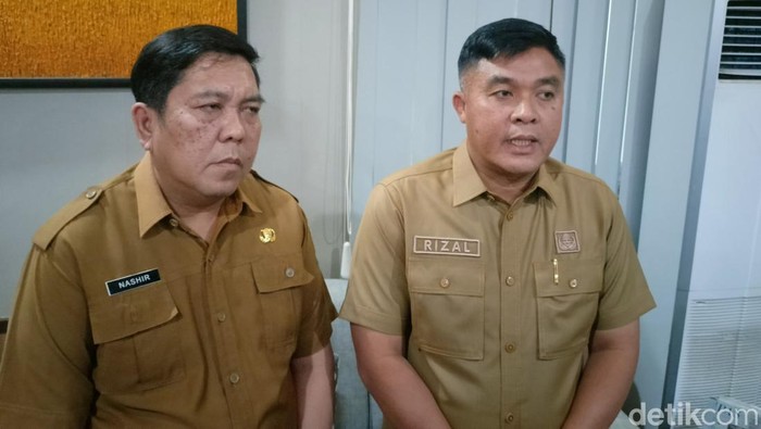 Sekretaris Daerah Kota Palembang Aprizal Hasyim (kanan).
