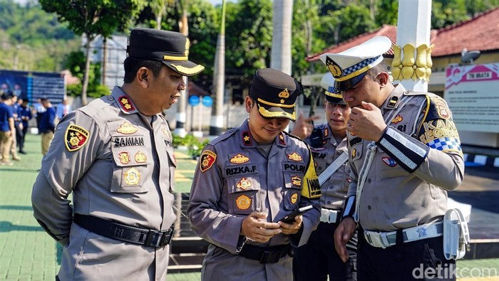 Seluruh telepon seluler milik anggota Polres Sukabumi diperiksa oleh Kapolres Sukabumi, AKBP Samian