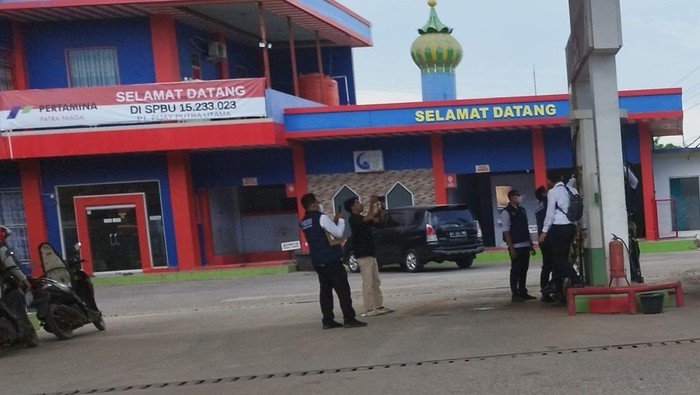 SPBU di Aceh Besar disegel polisi karena diduga operatornya menjual solar subsidi ke mobil tangki yang sudah dimodifikasi. (Foto: Istimewa).