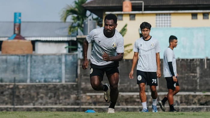 Suasana latihan PSS Sleman di Lapangan Pakembinangun, Sleman, Senin (11/11/2024).