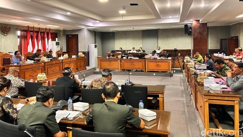 Suasana rapat pembahasan APBD 2025 antara DPRD Karangasem dengan eksekutif pada Selasa (12/11/2024). (I Wayan Selamat Juniasa)