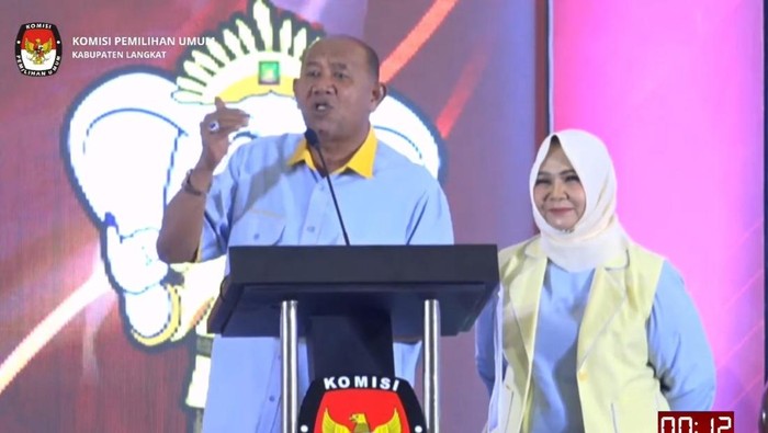 Syah Afandin dan Tiorita saat debat kedua Pilbup Langkat 2024 (Dok. YouTube KPU Langkat)