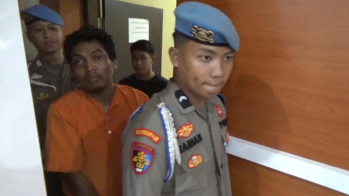 Tampang pedagang sate berbaju tahanan usai membunuh pegawai koperasi di Maros.