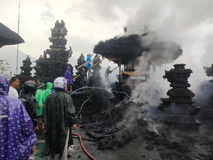 Terlihat warga dan petugas mengecek Pelinggih Meru Pura Puseh di Banjar Dinas Utu, Desa Babahan, Kecamatan Penebel, Tabanan yang terbakar pada Selasa (12/11/2024) siang. (Dok. Polsek Penebel)