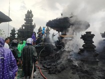 Palinggih Pura di Tabanan Terbakar Akibat Tersambar Petir, Kerugian Rp 500 Juta