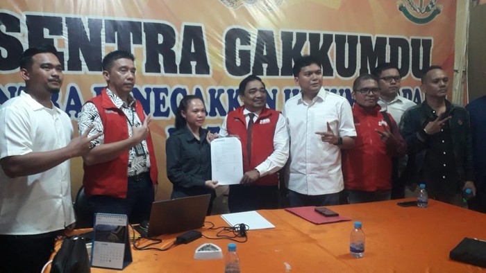 Tim kuasa hukum Ridha-Rani melapor ke Bawaslu Medan soal dugaan pengrusakan baliho (Foto: Dok. Istimewa)