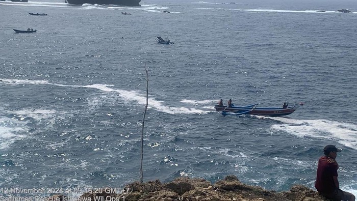 Tim SAR melakukan pencarian pemancing yang hilang di Pantai Jogan, Gunungkidul, Selasa (12/11/2024).