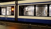 Trem itu menjadi korban saat bentrok antara polisi dan para demonstran Pro-Palestina.  