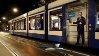 Sebuah trem rusak di Amsterdam, Belada, Senin (11/11/2024).   