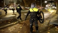 Suporter sepak bola Israel diserang suporter sepak bola Belanda, usai laga salah satu klub Israel Maccabi Tel-Aviv kontra dengan salah satu klub Belanda Ajax Amsterdam di Stadion Johan-Cruijff.  