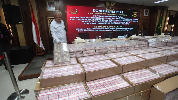 Direktur Penyidikan Jaksa Agung Muda Tindak Pidana Khusus Abdul Qohar (kiri) bersama Kapuspenkum Kejagung Harli Siregar (tengah) menunjukkan uang sitaan saat menyampaikan keterangan terkait dengan kasus tindak pidana korupsi dan pencucian uang di Kejaksaan Agung, Jakarta, Selasa (12/11/2024). Kejaksaan Agung melalui Direktorat Penyidikan Jaksa Agung Muda Tindak Pidana Khusus (Jampidsus) menyita aset senilai Rp301,9 miliar yang terkait dengan kasus tindak pidana korupsi dan pencucian uang yang melibatkan PT Duta Palma Group. ANTARA FOTO/Reno Esnir/sgd/foc.