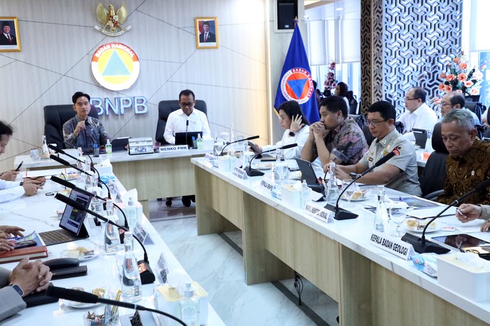 Wapres Gibran Rakabuming memimpin rapat penanggulangan bencana erupsi Gunung Lewotobi Laki-laki. (Dok BNPB)