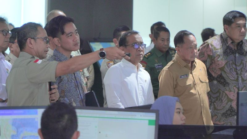 Wapres Gibran Rakabuming memimpin rapat penanggulangan bencana erupsi Gunung Lewotobi Laki-laki. (Dok BNPB)