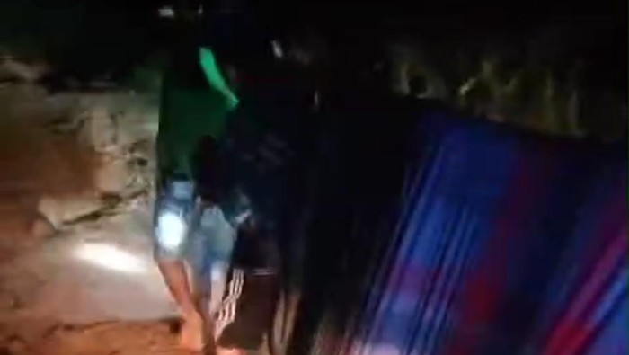 Warga di Maros menandu jenazah polisi kehutanan saat malam hari.