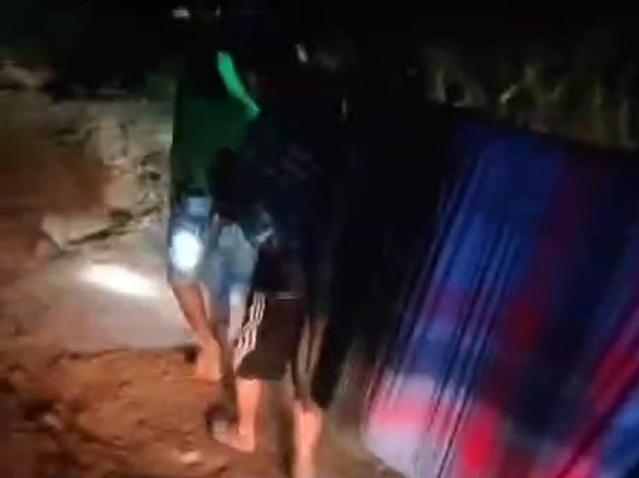 Warga di Maros menandu jenazah polisi kehutanan saat malam hari.