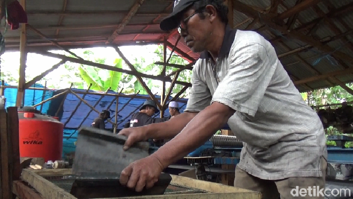Warga Lumajang cuan puluhan juta per bulan dari ekspor batu arang batok kelapa