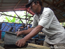 Warga Lumajang Cuan Rp 50 Juta dari Ekspor Briket Arang Batok Kelapa