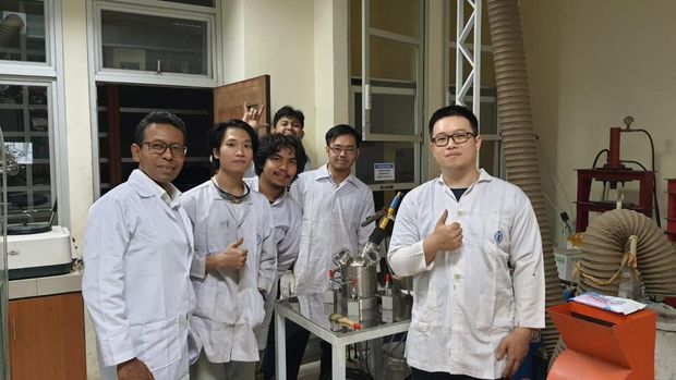 Guru besar Teknik Metalurgi ITB Zulfiadi Zulhan (ki) bersama timnya sedang melakukan percobaan Reaktor Plasma Hidrogen di laboratorium Pirometalurgi beberapa waktu lalu.